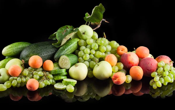 검은 배경에 과일과 야채, 사과, 오이, 살구, 포도, 호박, 복숭아 — 스톡 사진