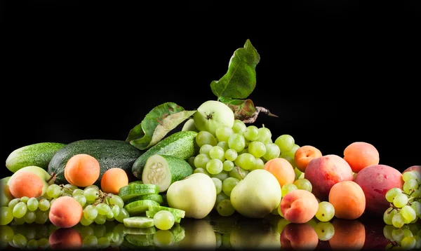Фрукти та овочі на чорному фоні, яблуко, огірок, абрикос, виноград, кабачки, персики — стокове фото
