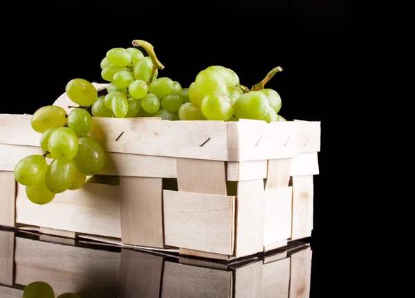 Uve da vino bianco su fondo nero in una cassa di legno — Foto Stock