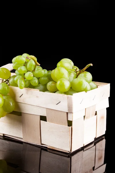 Uve da vino bianco su fondo nero in una cassa di legno — Foto Stock