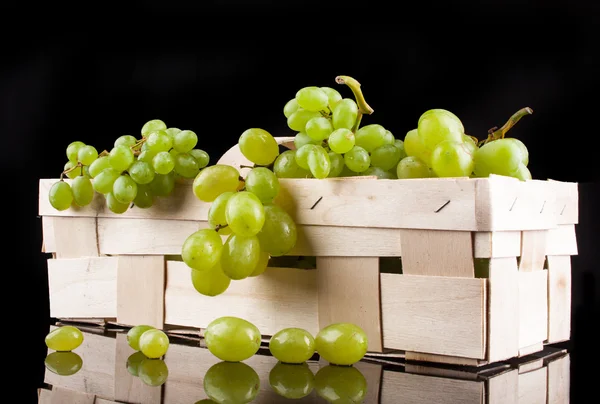 Виноград белого вина на черном фоне в деревянном ящике — стоковое фото