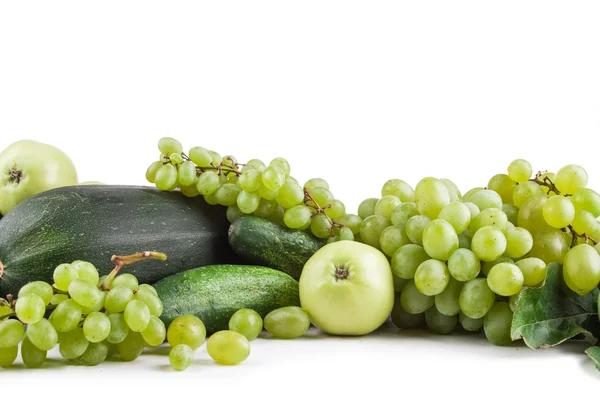 Frutas e legumes isolados no fundo branco, maçã, cucumberi, uvas — Fotografia de Stock