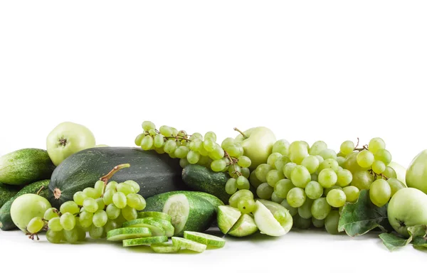 果物や野菜の白い背景、アップル、cucumberi、ブドウに分離 — ストック写真
