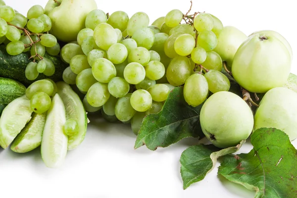 果物や野菜の白い背景、アップル、cucumberi、ブドウに分離 — ストック写真