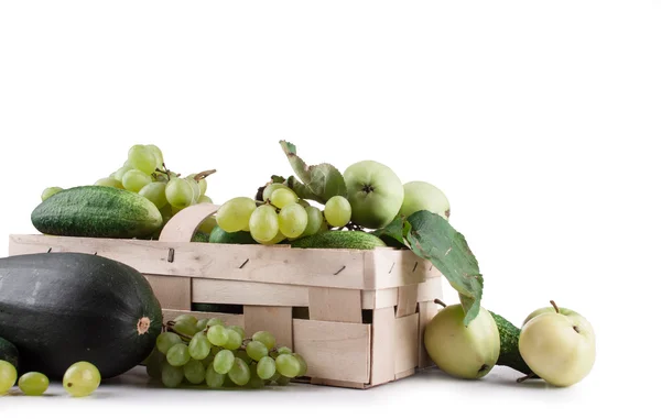Фрукти та овочі ізольовані на білому тлі, яблуко, огірки, виноград — стокове фото