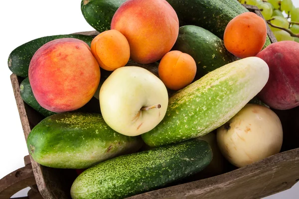 果物や野菜の白い背景、リンゴ、キュウリ、ワイン、ズッキーニ、ブドウに分離 — ストック写真