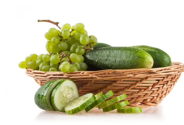 Owoce i warzywa na białym tle na białym tle, apple, cucumberi, winogrona — Zdjęcie stockowe