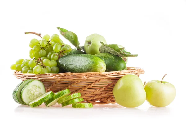 Ovoce a zelenina izolovaných na bílém pozadí, jablko, cucumberi, hrozny — Stock fotografie