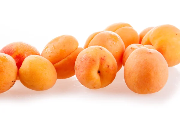 Персики і абрикоси ізольовані на білому тлі — стокове фото