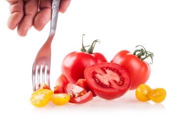 Beyaz arkaplanda izole domatesler