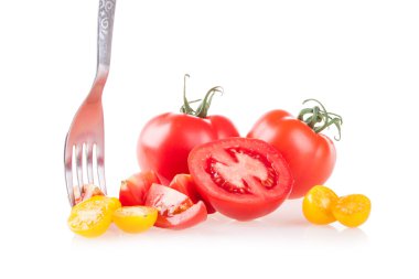 Beyaz arkaplanda izole domatesler