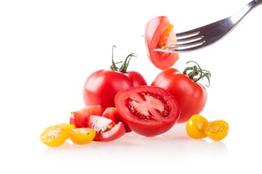 Beyaz arkaplanda izole domatesler