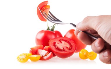 Beyaz arkaplanda izole domatesler