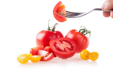 Beyaz arkaplanda izole domatesler