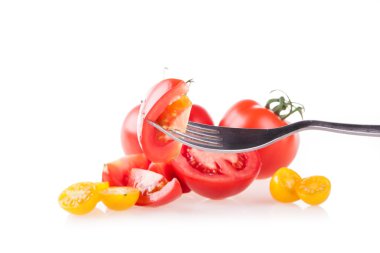 Beyaz arkaplanda izole domatesler