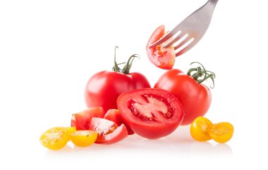 Beyaz arkaplanda izole domatesler