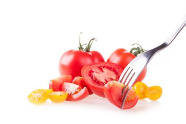 Beyaz arkaplanda izole domatesler