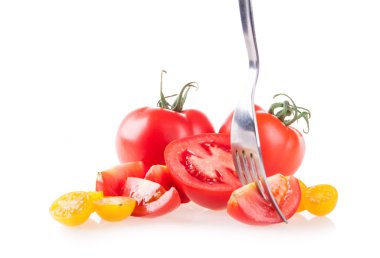 Beyaz arkaplanda izole domatesler