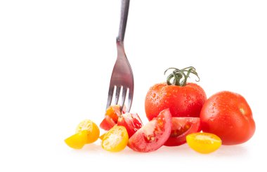 Beyaz arkaplanda izole domatesler