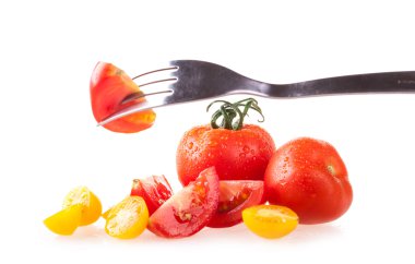 Beyaz arkaplanda izole domatesler