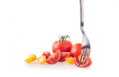 Beyaz arkaplanda izole domatesler