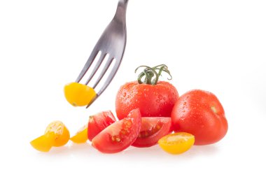 Beyaz arkaplanda izole domatesler