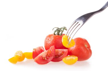 Beyaz arkaplanda izole domatesler