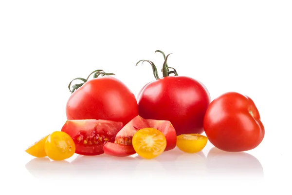 흰 배경에 고립된 토마토 — 스톡 사진