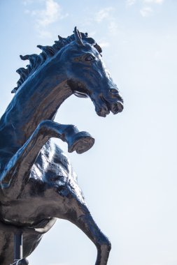 Mougins atları heykeli