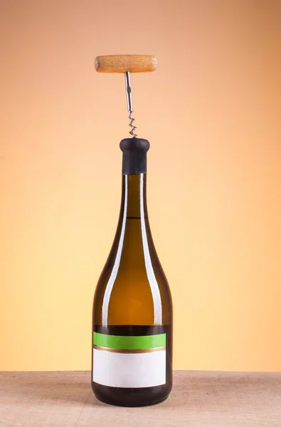 Botella de vino blanco y sacacorchos para vino — Foto de Stock