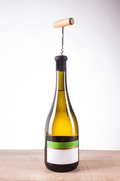 Botella de vino blanco y sacacorchos para vino — Foto de Stock