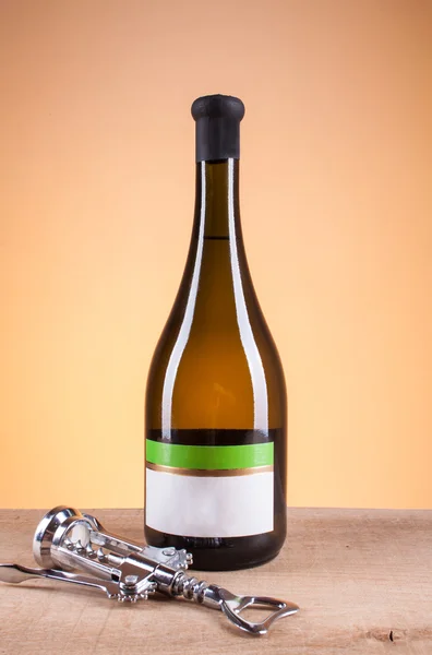 Botella de vino blanco y sacacorchos para vino — Foto de Stock