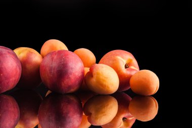 şeftali ve siyah arka plan üzerine apricos