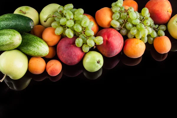 Fruta sobre um vinho de fundo preto, damasco e pêssego — Fotografia de Stock