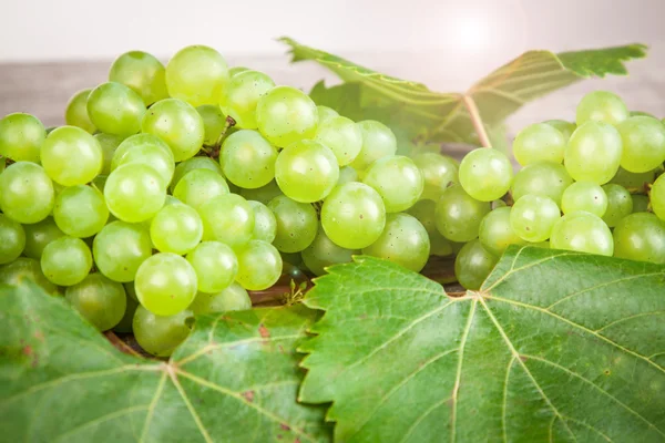 Uvas, vinho branco em uma mesa de madeira — Fotografia de Stock