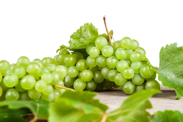 Виноград, белое вино на деревянном столе — стоковое фото