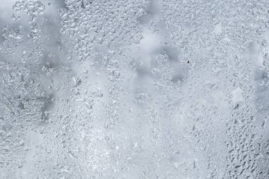 Su kışın cama düşer.