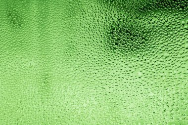 Su kışın cama düşer.