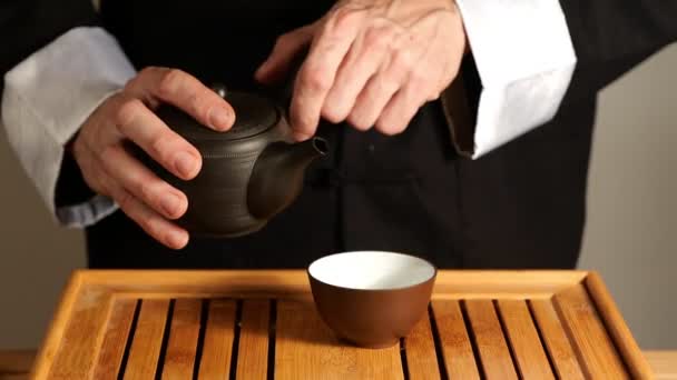 Підготовка Зеленого Чаю Традиційній Японській Кераміці — стокове відео