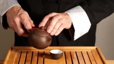 Çay seremonisi seramiklerden yapılmış Çin çaydanlığı