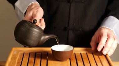 Çay seremonisi seramiklerden yapılmış Çin çaydanlığı