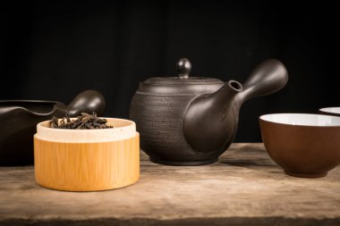 Geleneksel Japon seramiklerinde yeşil çay hazırlama