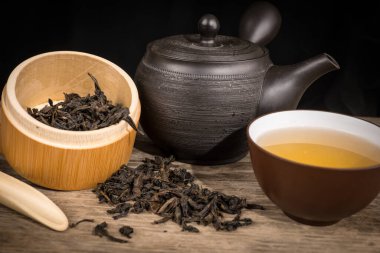 Geleneksel Japon seramiklerinde yeşil çay hazırlama