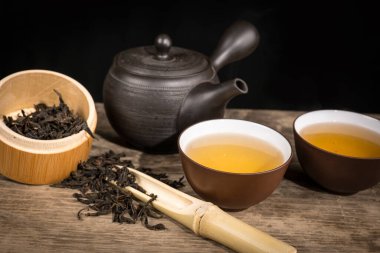 Geleneksel Japon seramiklerinde yeşil çay hazırlama