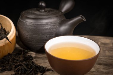 Geleneksel Japon seramiklerinde yeşil çay hazırlama