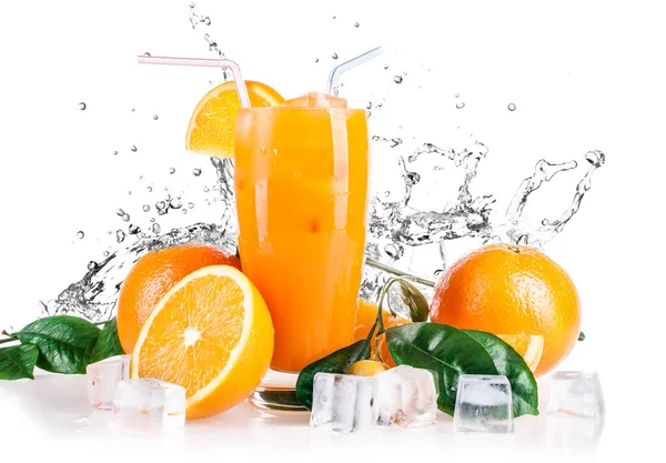Salpicadura Agua Bebida Fría Naranjas Cubitos Hielo — Foto de Stock