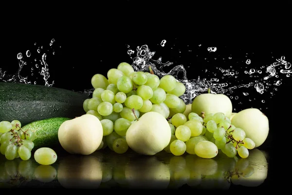 Voda Splash Ovoce Zelenina Černém Pozadí Jablko Okurka Hrozny Cuketa — Stock fotografie