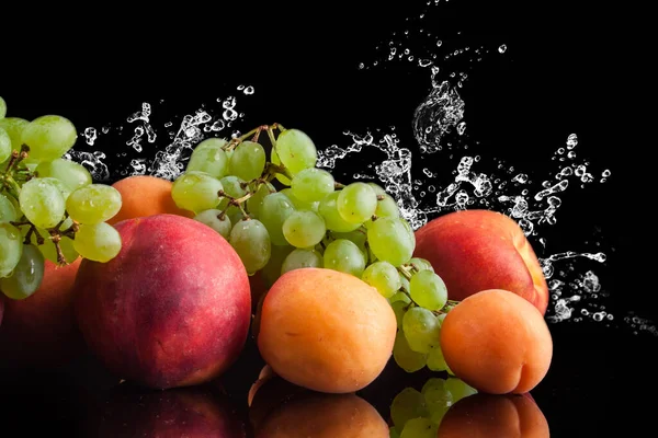 水果在黑色背景酒 杏仁和桃子上 — 图库照片