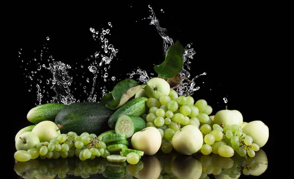 黒い背景に水のスプラッシュ 果物や野菜 リンゴ キュウリ ブドウ ズッキーニ — ストック写真