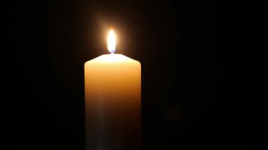 Siyah arkaplanda mum yakılıyor 